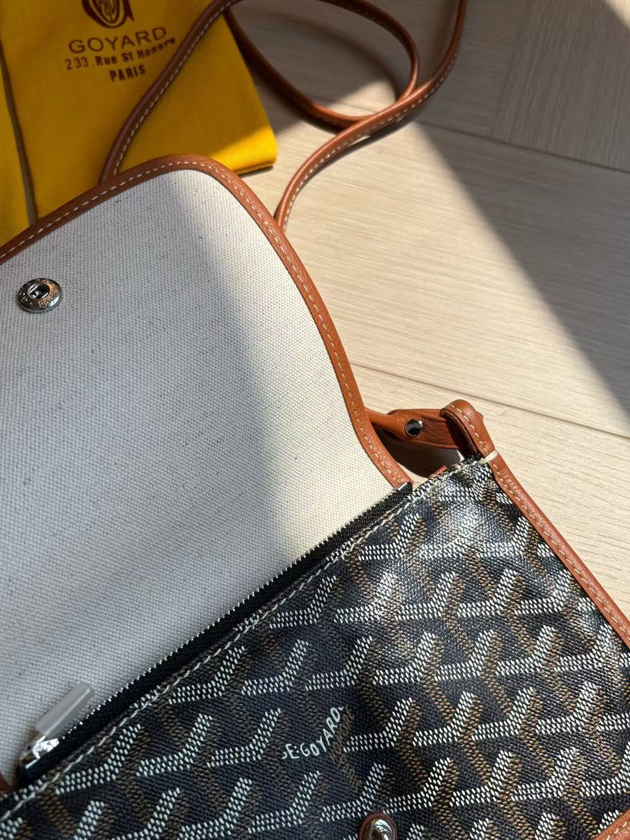 Geya Geya Leather Shoulder Bag